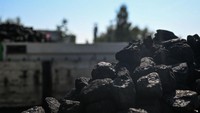 Embargo batubara Rusia, yang diberlakukan awal tahun ini setelah invasi Moskow ke Ukraina, telah menyebabkan kelangkaan batubara dan kenaikan harga batu bara di Polandia.