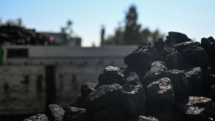 Batu Bara Rusia Mandek, Pengusaha Lokal Polandia Ketiban Durian Runtuh LIBIAZ, POLAND - SEPTEMBER 08: A man drives a small truck full of coal as he exists the Janina Coal mine on September 08, 2022 in Libiaz, Poland. Despite being the second-largest coal producer in Europe, Poland imported 12 million tons of coal last year, two-thirds of which came from Russia and was used by households and small heating plants. The embargo on Russian coal, imposed earlier this year after Moscow's invasion of Ukraine, has caused coal shortages and price rises in Poland. (Photo by Omar Marques/Getty Images)