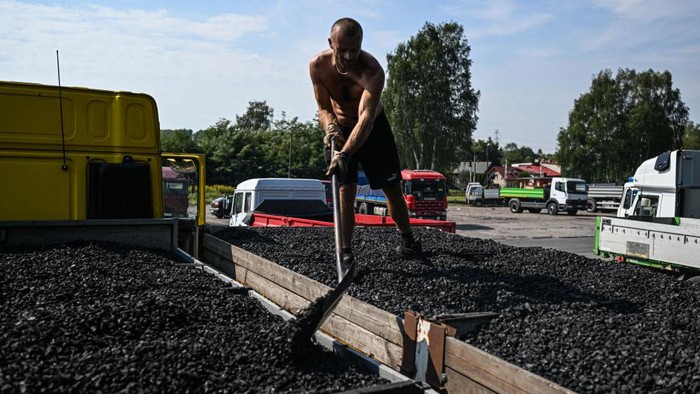 Batu Bara Rusia Mandek, Pengusaha Lokal Polandia Ketiban Durian Runtuh LIBIAZ, POLAND - SEPTEMBER 08: A man drives a small truck full of coal as he exists the Janina Coal mine on September 08, 2022 in Libiaz, Poland. Despite being the second-largest coal producer in Europe, Poland imported 12 million tons of coal last year, two-thirds of which came from Russia and was used by households and small heating plants. The embargo on Russian coal, imposed earlier this year after Moscow's invasion of Ukraine, has caused coal shortages and price rises in Poland. (Photo by Omar Marques/Getty Images)