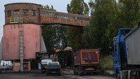 Sejumlah truk mengantre untuk mengambil batu bara di Tambang Batubara Halemba di Ruda Slaska, Polandia.