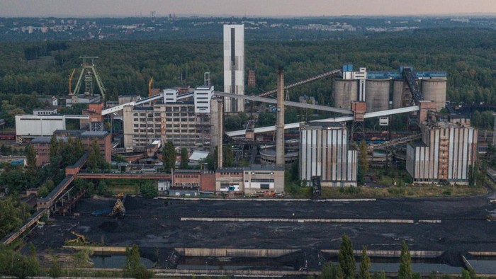 Batu Bara Rusia Mandek, Pengusaha Lokal Polandia Ketiban Durian Runtuh LIBIAZ, POLAND - SEPTEMBER 08: A man drives a small truck full of coal as he exists the Janina Coal mine on September 08, 2022 in Libiaz, Poland. Despite being the second-largest coal producer in Europe, Poland imported 12 million tons of coal last year, two-thirds of which came from Russia and was used by households and small heating plants. The embargo on Russian coal, imposed earlier this year after Moscow's invasion of Ukraine, has caused coal shortages and price rises in Poland. (Photo by Omar Marques/Getty Images)