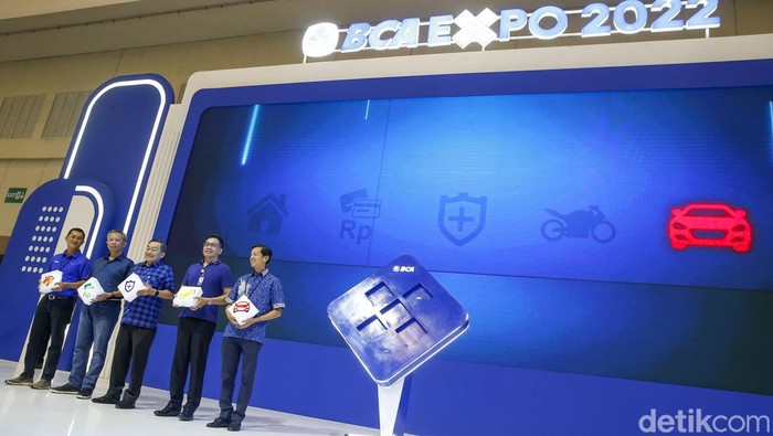BCA Expo 2022 Hadir Lagi, Tawarkan Pesta Promo KPR-KKB (kiri-kanan) EVP Consumer Loan sekaligus Ketua Panitia BCA Expo Hybrid 2022 Welly Yandoko, Direktur BCA Finance Petrus Karim, Direktur BCA Santoso, Direktur BCA Haryanto T. Budiman, dan Wakil Presiden Direktur BCA Armand Hartono meresmikan gelaran BCA Expo Hybrid 2022 pada Jumat (9/9/2022).