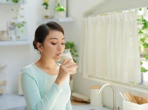 Hobi Minum Susu Malam Hari? Ini Efeknya untuk Tubuh