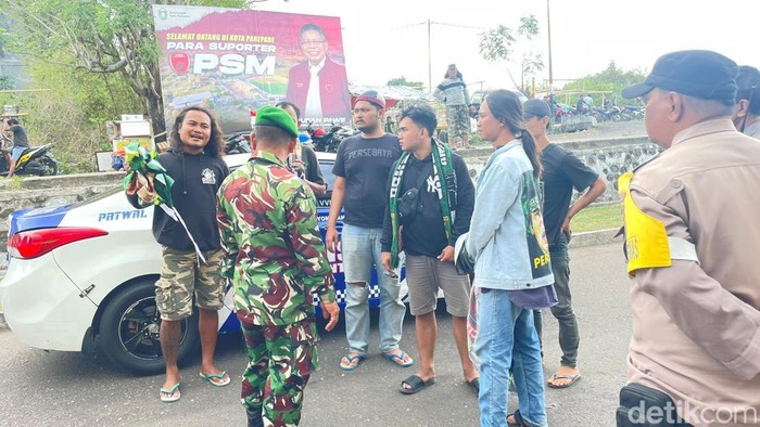 Suporter Persebaya Bonek mengunjungi GOR Mandiri Parepare