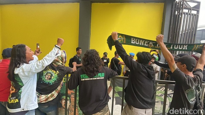 Bonek sambut tim Persebaya tiba di Stadion Gelora BJ Habibie Parepare