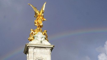 Pada 9 September 2022, setelah Istana Buckingham secara resmi mengumumkan Ratu Elizabeth II wafat di usia 96 tahun di kediamannya di Balmoral, Skotlandia, tampak langit dihiasi pelangi. Foto: AP/Frank Augstein