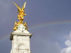 Heboh Langit Berhias Pelangi Saat Ratu Elizabeth II Mangkat