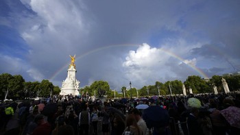 Duka menyelimuti Inggris Raya atas wafatnya Ratu Elizabeth II. Namun bersamaan dengan itu, tampak keajaiban di langit dengan kemunculan pelangi. Foto: AP/Frank Augstein