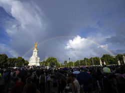 Heboh Langit Berhias Pelangi Saat Ratu Elizabeth II Mangkat