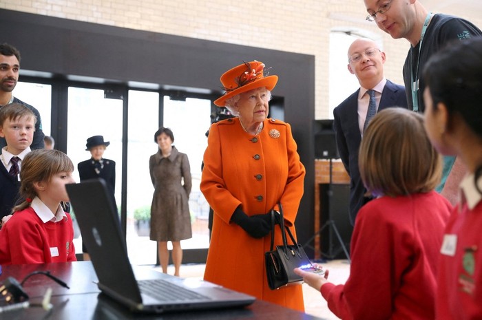 BRITAIN-ROYALS Britain's Queen Elizabeth II looks at an Enigma machine at the Smith Centre as Science Museum Director Ian Blatchford (C) looks on, during a visit to the Science Museum in London on March 7, 2019. (Photo by SIMON DAWSON / POOL / AFP)