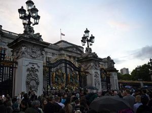 Ratu Elizabeth II Meninggal, Warga Padati Istana Buckingham-Sampaikan Duka