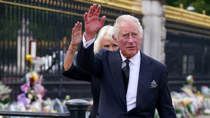 Britains King Charles III and Britains Camilla, Queen Consort greet the crowd upon their arrival Buckingham Palace in London, on September 9, 2022, a day after Queen Elizabeth II died at the age of 96. - Queen Elizabeth II, the longest-serving monarch in British history and an icon instantly recognisable to billions of people around the world, died at her Scottish Highland retreat on September 8. (Photo by Daniel LEAL / AFP)