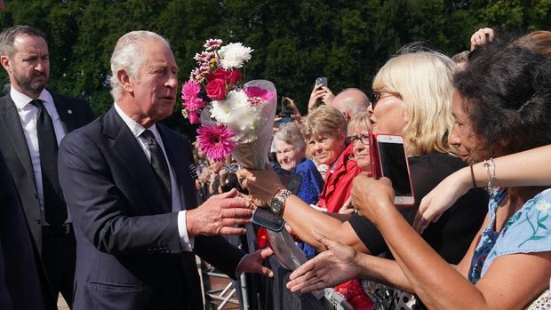 Britain's King Charles III and Britain's Camilla, Queen Consort greet the crowd upon their arrival Buckingham Palace in London, on September 9, 2022, a day after Queen Elizabeth II died at the age of 96. - Queen Elizabeth II, the longest-serving monarch in British history and an icon instantly recognisable to billions of people around the world, died at her Scottish Highland retreat on September 8. (Photo by Daniel LEAL / AFP)