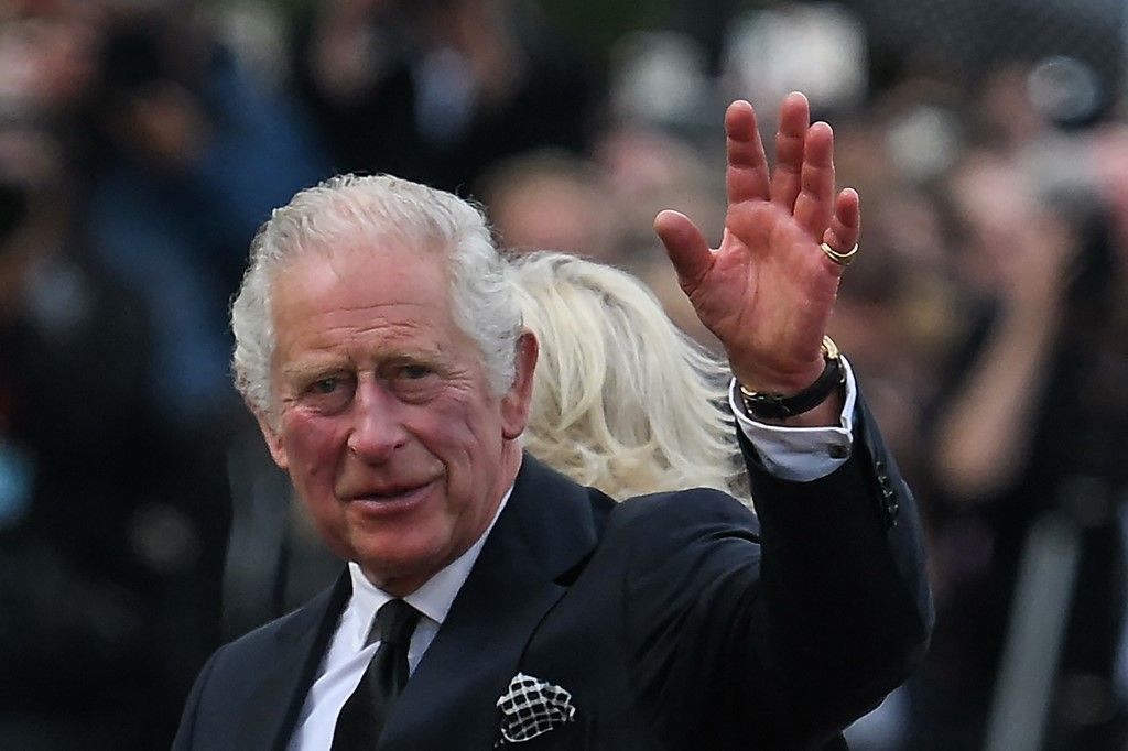 Britain's King Charles III and Britain's Camilla, Queen Consort greet the crowd upon their arrival Buckingham Palace in London, on September 9, 2022, a day after Queen Elizabeth II died at the age of 96. - Queen Elizabeth II, the longest-serving monarch in British history and an icon instantly recognisable to billions of people around the world, died at her Scottish Highland retreat on September 8. (Photo by Daniel LEAL / AFP)
