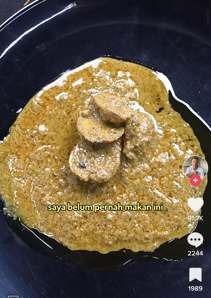 Bule cicip gulai jengkol untuk pertama kali.