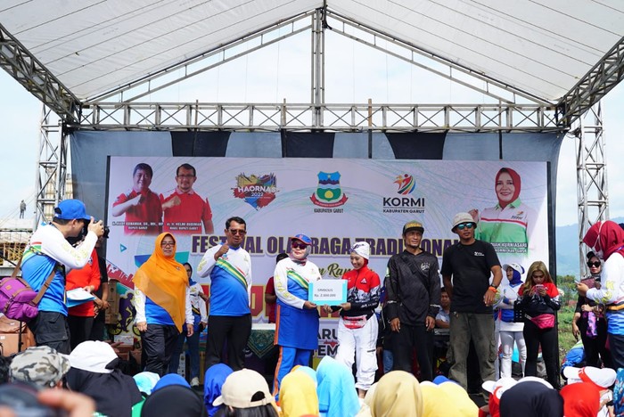 Bupati Garut, Rudy Gunawan membuka Festival Olahraga Tradisional di Sarana Olahraga R.A.A Adiwijaya, Jumat (9/9/2022).