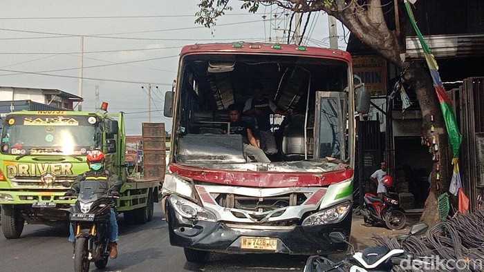 Bus antar kota antar provinsi jurusan Surabaya-Semarang terlibat kecelakaan dengan truk box di jalan Pantura Kudus-Pati tepatnya Desa Hadipolo, Kecamatan Jekulo.