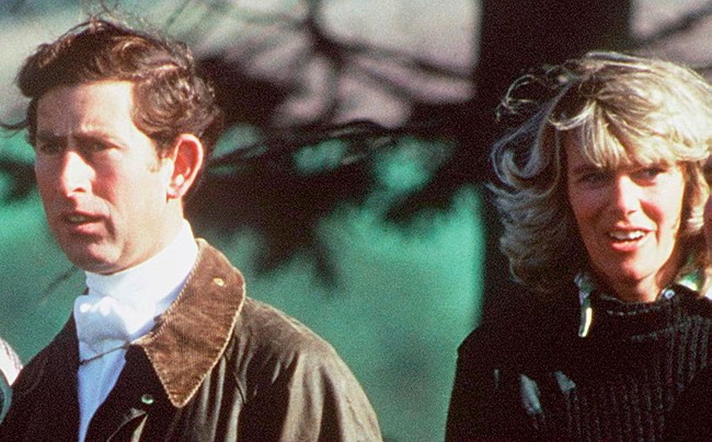 Kembali ke tahun ’70-an, Camilla dan Pangeran Charles adalah sepasang kekasih. Hubungan cinta keduanya kandas di dua tahun setelahnya setelah Charles ditugaskan dalam tim Angkatan Laut Kerajaan Inggris. Putusnya hubungan dua sejoli itu juga disebut-sebut karena Ratu Elizabeth II tidak menyetujui hubungan mereka.Foto: Getty Images