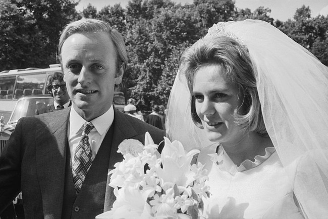 Tahun 1973, Camilla dinikahi Andrew Parker Bowles, seorang letnan satuan pasukan berkuda Britania, Blues and Royals. Dari pernikahannya dengan Andrew, Camilla Parker Bowles memiliki dua anak: Thomas Henry Charles Parker Bowles dan Laura Rose Parker Bowles. Foto: Getty Images