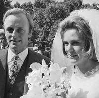 Tahun 1973, Camilla dinikahi Andrew Parker Bowles, seorang letnan satuan pasukan berkuda Britania, Blues and Royals. Dari pernikahannya dengan Andrew, Camilla Parker Bowles memiliki dua anak: Thomas Henry Charles Parker Bowles dan Laura Rose Parker Bowles. Foto: Getty Images