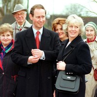 Selama pernikahan dengannya dengan Andrew, Camilla diketahui masih menjalin pertemanan dengan Pangeran Charles. Seperti dalam foto yang diambil 1979 ini, keduanya tampil bersama. Di tahun 1981, Charles menikah dengan Putri Diana. Tampak hubungan Camilla dan Charles juga tidak berjarak. Dalam sebuah wawancara, Putri Diana terang-terangan menyebut bahwa di pernikahannya terdiri dari tiga orang.  8Foto: Getty Images