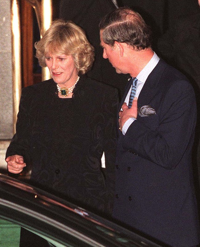 Camilla kemudian bercerai dari Andrew pada 1995. Sementara Charles mengikuti jejak Camilla dengan menceraikan Putri Diana pada 1996. Camilla dan Charles tampak semakin dekat. Keduanya bahkan tak segan tampil bersama seperti potret di tahun 1999. Foto: Getty Images