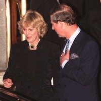 Camilla kemudian bercerai dari Andrew pada 1995. Sementara Charles mengikuti jejak Camilla dengan menceraikan Putri Diana pada 1996. Camilla dan Charles tampak semakin dekat. Keduanya bahkan tak segan tampil bersama seperti potret di tahun 1999. Foto: Getty Images