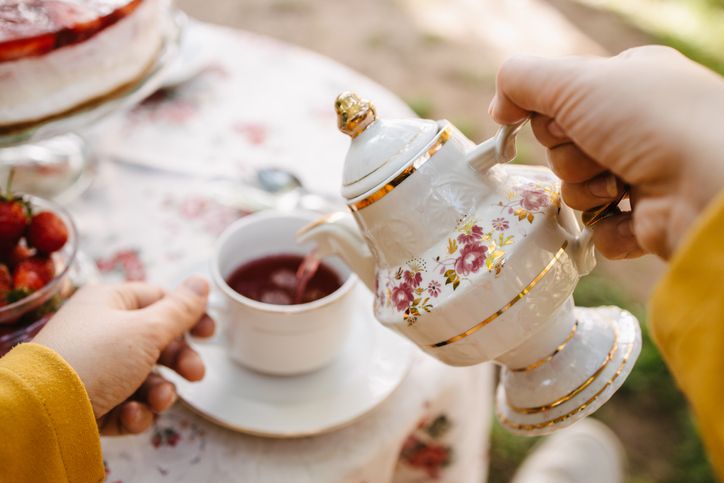 Cara Ratu Elizabeth II menikmati afternoon tea