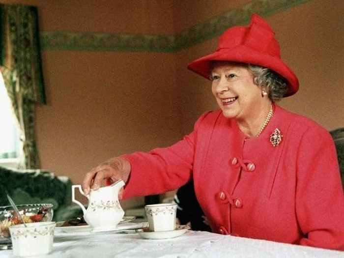 Cara Ratu Elizabeth II menikmati afternoon tea