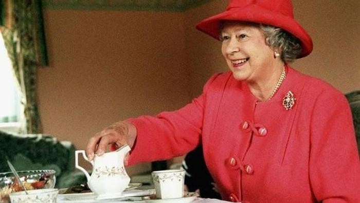 Cara Ratu Elizabeth II menikmati afternoon tea
