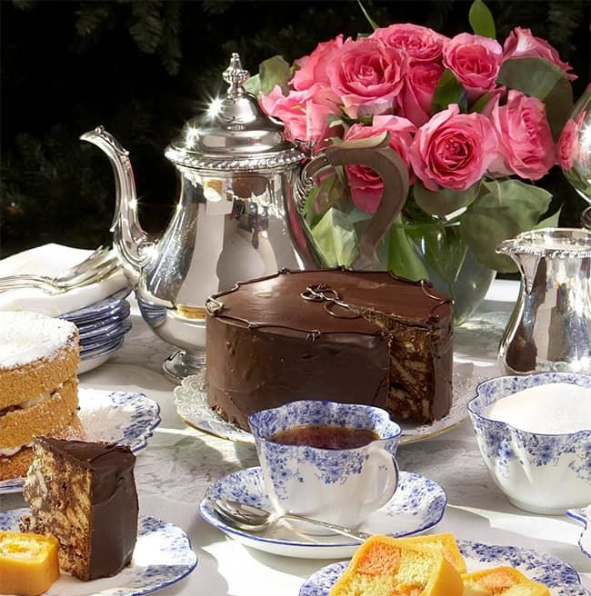 Cara Ratu Elizabeth II menikmati afternoon tea