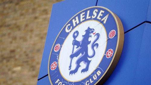 A logo is pictured outside of Stamford Bridge, the home ground of Chelsea football club, in west London on September 7, 2022. - Chelsea on Wednesday sacked manager Thomas Tuchel just seven games into the season following a chastening 1-0 Champions League defeat at Dinamo Zagreb. The London club said in a statement they had 