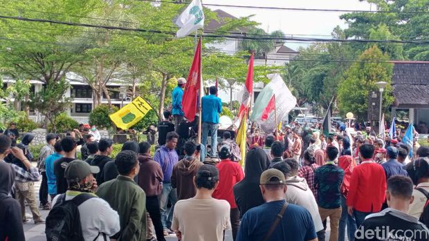 Organisasi mahasiswa yang tergabung Cipayung Plus Kota Makassar turun aksi tolak kenaikan harga BBM di depan Balaikota Makassar, Jumat (9/9/2022).