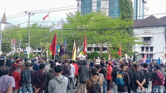 Organisasi mahasiswa yang tergabung Cipayung Plus Kota Makassar turun aksi tolak kenaikan harga BBM di depan Balaikota Makassar, Jumat (9/9/2022).