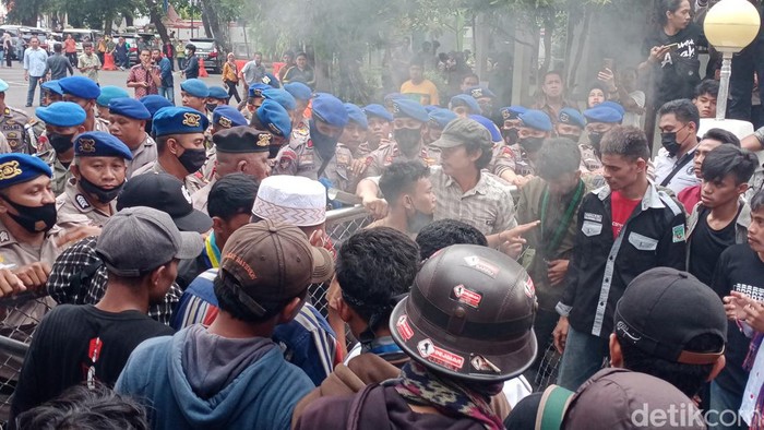Saling dorong massa aksi dengan petugas saat demo tolak BBM di Balai Kota Makassar.