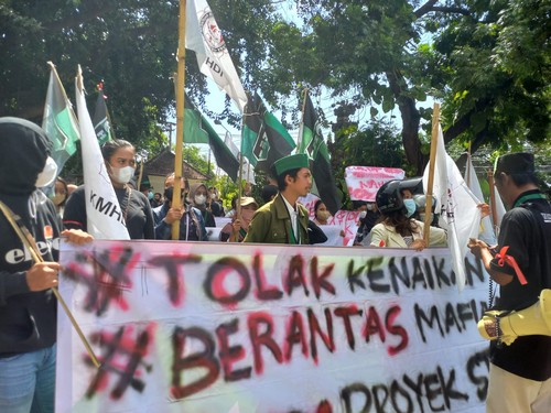 Demo penolakan kenaikan harga bahan bakar minyak (BBM), puluhan mahasiswa menggeruduk kantor DPRD Kabupaten Buleleng, Jumat (9/9/2022).
