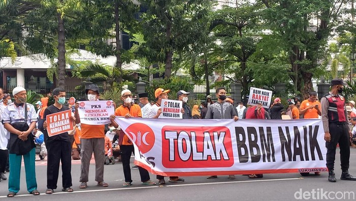 Demo PKS Solo tolak kenaikan harga BBM bersubsidi di Bundaran Gladak, Solo, Jumat (9/9/2022).