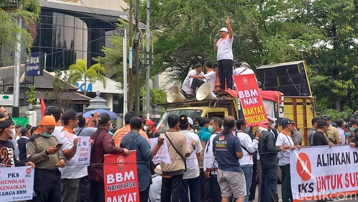 Demo PKS Solo tolak kenaikan harga BBM bersubsidi di Bundaran Gladak, Solo, Jumat (9/9/2022).