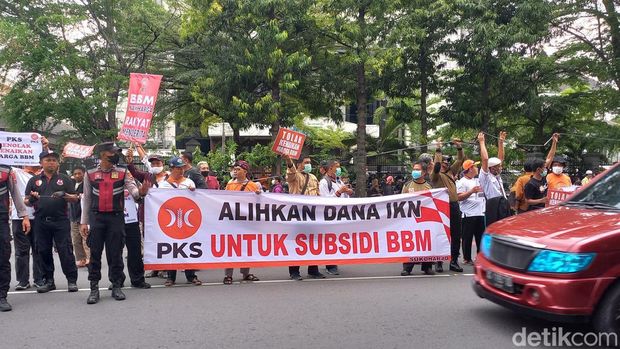 Demo PKS Solo tolak kenaikan harga BBM bersubsidi di Bundaran Gladak, Solo, Jumat (9/9/2022).