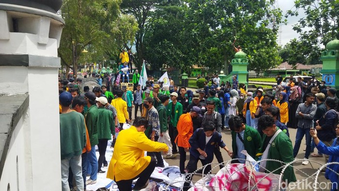 Demo tolak harga BBM naik di Pandeglang