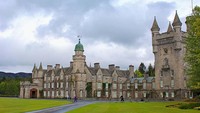 Kastil Balmoral telah menjadi salah satu tempat tinggal keluarga kerajaan Inggris sejak tahun 1852, ketika perkebunan dan kastil aslinya dibeli dari keluarga Farquharson oleh Pangeran Albert, suami Ratu Victoria. Education Images/Universal Images Group via Getty Images.