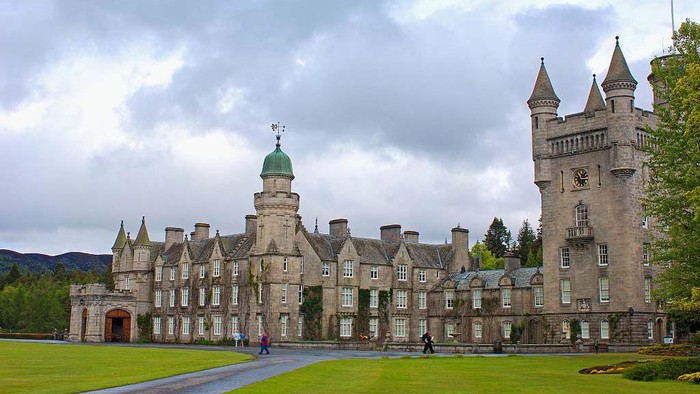Istana Balmoral di Skotlandia merupakan kediaman keluarga kerajaan Inggris. Istana ini menjadi tempat Ratu Elizabeth II menghabiskan masa-masa terakhirnya.