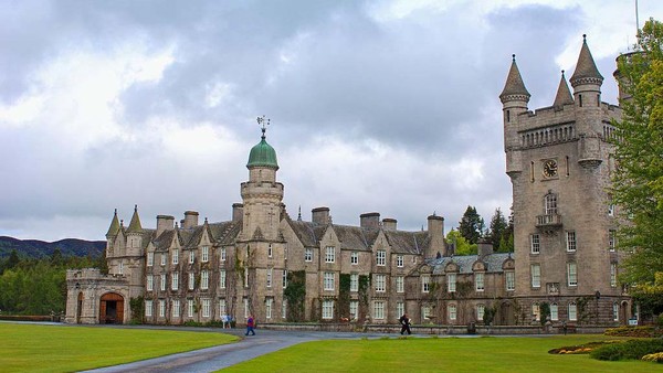 Kastil Balmoral telah menjadi salah satu tempat tinggal keluarga kerajaan Inggris sejak tahun 1852, ketika perkebunan dan kastil aslinya dibeli dari keluarga Farquharson oleh Pangeran Albert, suami Ratu Victoria. Education Images/Universal Images Group via Getty Images. Kastil Balmoral telah menjadi salah satu tempat tinggal keluarga kerajaan Inggris sejak tahun 1852, ketika perkebunan dan kastil aslinya dibeli dari keluarga Farquharson oleh Pangeran Albert, suami Ratu Victoria. Education Images/Universal Images Group via Getty Images.