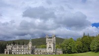 Kastil Balmoral sendiri adalah contoh arsitektur baronial Skotlandia, dan diklasifikasikan oleh Historic Environment Scotland sebagai bangunan terdaftar kategori A. Kastil baru selesai dibangun pada tahun 1856 dan kastil lama dihancurkan tak lama kemudian. Loupe/Universal Images Group via Getty Images.
