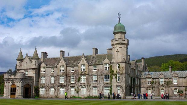 Istana Balmoral di Skotlandia merupakan kediaman keluarga kerajaan Inggris. Istana ini menjadi tempat Ratu Elizabeth II menghabiskan masa-masa terakhirnya.