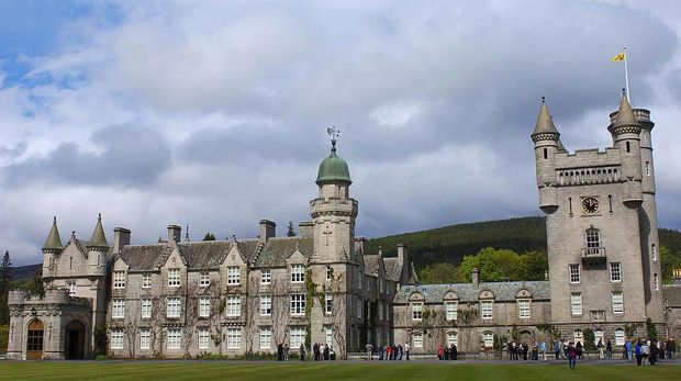 Istana Balmoral di Skotlandia merupakan kediaman keluarga kerajaan Inggris. Istana ini menjadi tempat Ratu Elizabeth II menghabiskan masa-masa terakhirnya.