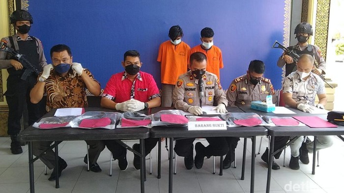 Dua pemuda pembunuh teman sendiri di Riau.