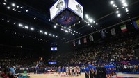 Pemain Inggris Raya dan Italia mengheningkan cipta selama satu menit atas kematian Ratu Inggris Elizabeth II sebelum dimulainya pertandingan bola basket grup C Eurobasket antara Inggris dan Italia, di Milan, Italia, Kamis (8/9/2022) waktu setempat. (AP Photo/Antonio Calanni)