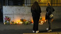 Orang-orang menyalakan lilin dan meletakkan bunga di luar kedutaan Inggris di Oslo, Norwegia, Kamis (8/9/2022) waktu setempat. (AP Photo/Beate Oma Dahle)
