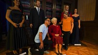 Turis berfoto dengan patung lilin Ratu Elizabeth II di museum lilin di Mexico City, Meksiko, Kamis (8/9/2022) waktu setempat. (AP Photo/Fernando Llano)  